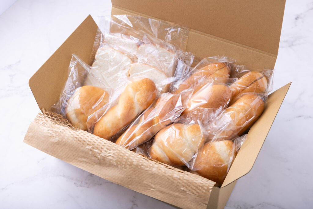 三大アレルゲン不使用の米粉パン給食セット（配送BOX見本）